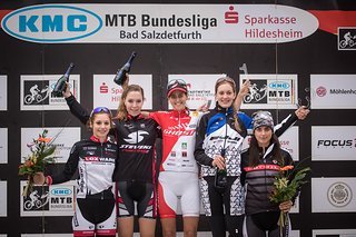 Das Podium der Damen: Lena Wehrle, Veronika Brüchle, Katrin Leumann, Majlen Müller, Nadine Rieder (v.l.)