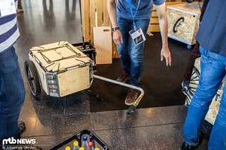 Carette ist gewissermaßen als Kofferraum zum Anhängen gedacht – das schicke Holzkonstrukt bietet 70 Liter Platz.