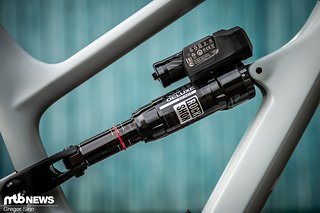 Der RockShox Super Deluxe-Dämpfer im YT Capra Uncaged 6 verfügt über die kleinere von zwei zur Auswahl stehenden Negativ-Luftkammern. Der RockShox Super Deluxe-Dämpfer im YT Capra Uncaged 6 verfügt über die kleinere von zwei zur Auswahl stehenden Negativ-Luftkammern.