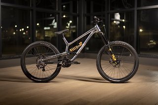 Neben dem Hauptsponsor Commencal kommen Federelemente von Öhlins zum Einsatz. Neben dem Hauptsponsor Commencal kommen Federelemente von Öhlins zum Einsatz.