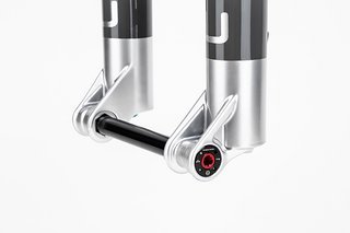 Mit dem Hexlock SL2-Achsdesign soll eine erhöhte Kontaktfläche der Achse erreicht und damit die Steifigkeit verbessert werden. Mit dem Hexlock SL2-Achsdesign soll eine erhöhte Kontaktfläche der Achse erreicht und damit die Steifigkeit verbessert werden.