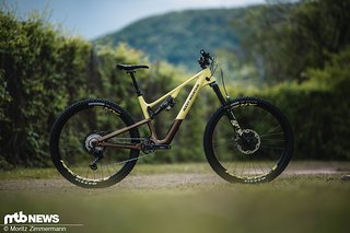 Das Rocky Mountain Instinct verfügt über 150 mm Federweg vorn sowie 140 mm am Heck und rollt größenspezifisch entweder auf 29" oder 27,5"-Laufrädern.