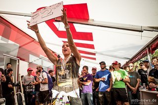 Nummerngirl Anneke Beerten kündigt die nächste Runde an: Nach dem gewonnenen WM-Titel im 4X wirkte sie außerordentlich entspannt.