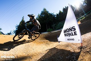 Tyler McCaul presst sich in den Innenanlieger bevor es auf die letzte Gerade geht