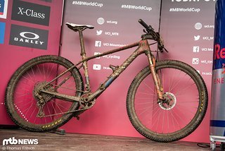Das Bike des Gesamtführenden im XC World Cup Mathieu van der Poel nach dem Matschrennen der Herren.