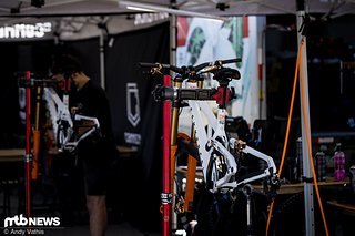 … die Räder werden in Mont-Sainte-Anne natürlich erstmal komplett zerlegt.