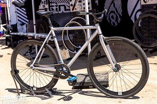 Das Poseidon Tracklocross kommt gänzlich ohne Anbauteile und entspricht so präzise den Regeln der Singlespeed-Polizei