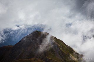 Hartnäckig krallen sich Wetter und Wolken am Grat in die Schweiz fest. Hartnäckig krallen sich Wetter und Wolken am Grat in die Schweiz fest.