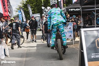 Kult-Kommentator Conrad Lange düste in schickem Flamingo-Zwirn auf dem Festival herum