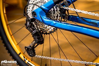 Bei der Ausstattung wird auf solide Komponenten gesetzt. Beim Antrieb kommt etwa eine Shimano Deore XT zum Einsatz. Bei der Ausstattung wird auf solide Komponenten gesetzt. Beim Antrieb kommt etwa eine Shimano Deore XT zum Einsatz.