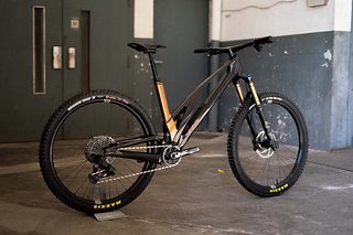 Das neue Unno Dash bietet 29"-Laufräder, einen mehr als auffälligen Rahmen und 150/140 mm Federweg. Das neue Unno Dash bietet 29"-Laufräder, einen mehr als auffälligen Rahmen und 150/140 mm Federweg.