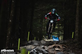 Oli Clark kämpft sich durch den düsteren und stimmungsvollen Wald