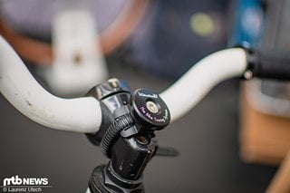 Es besteht aus zwei Teilen – dem SP-Connect Micro Bike Mount und dem Kommit Bike Mount.