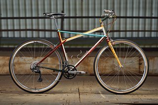 Das Custom Bike von Tomii Cycles begeistert nicht nur mit seinem farbenfrohen Design.