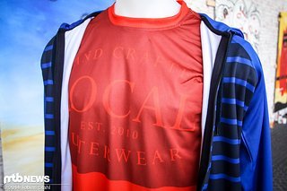 Das Retro Downhill Jersey von Local Outerwear ist klassisch gestaltet und kommt in der Farbe "Tomaten rot"