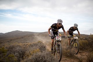 Matthys Beukes und Philipp Buys von Scott Factory Racing bei einem Ausreißversuch