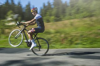 Szymon Godziek scheint an seinem neuen Arbeitsgerät Gefallen zu finden