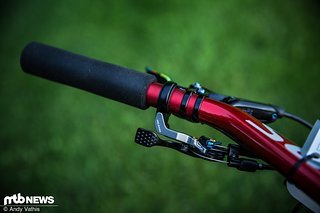 Zudem hat Schurter die Möglichkeit, Gabel und Dämpfer mittels eines doppelten Lockouts von DT Swiss schnell und einfach zu blockieren und wieder entsperren