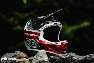 Der Troy Lee Designs D4-Helm wird in verschiedenen Optionen mit unterschiedlichem Schalen-Material zu unterschiedlichen Preispunkten angeboten.