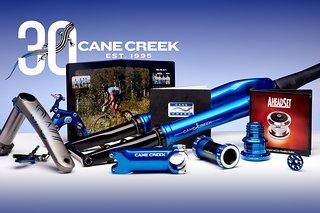 Cane Creek bringt zum 30-jährigen Jubiläum eine limitierte Jubiläums-Kollektion in Cane Creek Blue auf den Markt. Cane Creek bringt zum 30-jährigen Jubiläum eine limitierte Jubiläums-Kollektion in Cane Creek Blue auf den Markt.