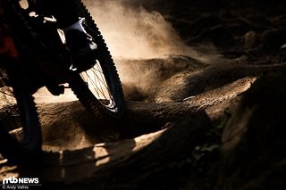 Die Bedingungen sind extrem anspruchsvoll, denn der Staub macht die Black Snake unfassbar unvorhersehbar. Die Bedingungen sind extrem anspruchsvoll, denn der Staub macht die Black Snake unfassbar unvorhersehbar.