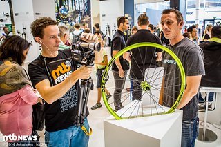 Bei der Arbeit: Redakteur Tobias und Spank-Mann Mike Dutton diskutieren das neue Spank Oozy Trail Laufrad
