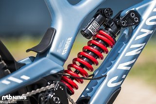 Im Heck arbeitet ein RockShox Vivid Coil Ultimate. Im Heck arbeitet ein RockShox Vivid Coil Ultimate.