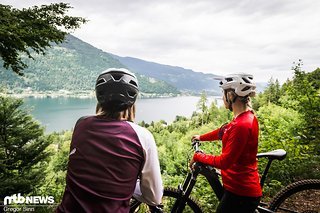 Während der Uphill im Wald verläuft, hat man vom Trail-Start hervorragenden Blick auf den See. Während der Uphill im Wald verläuft, hat man vom Trail-Start hervorragenden Blick auf den See.