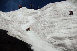 Abfahrt vom Vulkan. Eingegroovete Rutschbahnen erleichtern den Abstieg Abfahrt vom Vulkan. Eingegroovete Rutschbahnen erleichtern den Abstieg