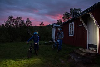 Frühstart Richtung Jokkmokk! Der Tag wird lang und verspricht nichts Gutes. „The river has staken the bridge“ - hieß es noch in der Nacht von unserem Hüttenwart. Frühstart Richtung Jokkmokk! Der Tag wird lang und verspricht nichts Gutes. „The river has staken the bridge“ - hieß es noch in der Nacht von unserem Hüttenwart.