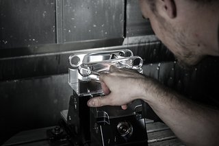 Kontrolle: Gefräst hat das komplexe Bauteil unser Kumpel Jonathan Debus Kontrolle: Gefräst hat das komplexe Bauteil unser Kumpel Jonathan Debus