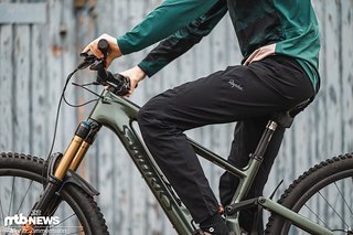 Die Rapha Men's Gore-Tex Pants ist komplett wasserdicht, kostet 285 € und ist in sechs Größen erhältlich.