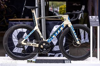 Am Stand von Scott wurde das Scott Foil RC-Rennrad von Safa Brian ausgestellt. Die schicke Custom-Lackierung ist gelungen.