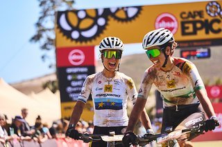 Rosa van Doorn und Janina Wüst sind mit ihrem dritten Platz sichtlich zufrieden! Glückwunsch an das niederländisch-schweizerische Duo! Rosa van Doorn und Janina Wüst sind mit ihrem dritten Platz sichtlich zufrieden! Glückwunsch an das niederländisch-schweizerische Duo!