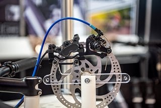 Habt ihr euch auch schon immer geärgert, dass euer Fahrrad keine Handbremse, wie beim Auto hat?