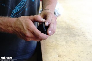 Wichtig: Die Vorspanneinheit vor der Montage ganz einschrauben Wichtig: Die Vorspanneinheit vor der Montage ganz einschrauben