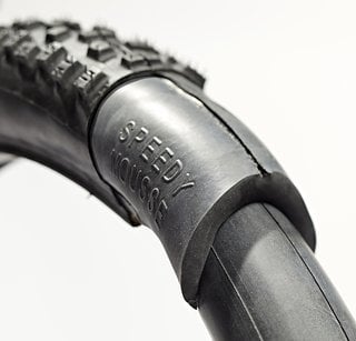 Das Gibson Speedy Bike SemiMouse wird mit Schlauch gefahren und soll Durchstiche und Snakebites vermeiden.