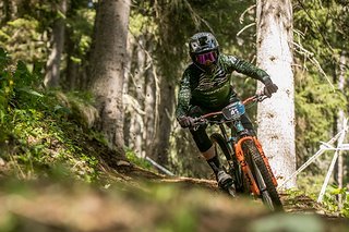Insgesamt sind beim ersten Rennen vier Stages zu fahren. Wenig Pedalieren in den Transfers, aber dafür umso physischere Abfahrten in den Wertungsprüfungen. Auf der dritten Stage gibt es sogar einen 2-minütigen Anstieg