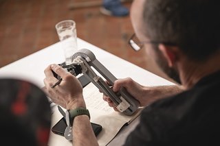 Beim Einlenken senkt sich das Steuerrohr samt dem darauf lastenden Gewicht ab Beim Einlenken senkt sich das Steuerrohr samt dem darauf lastenden Gewicht ab