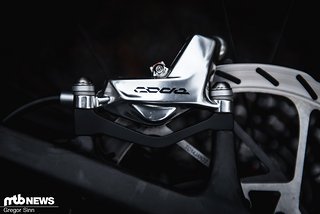 Wenig verwunderlich kann die SRAM Code Ultimate Stealth auf dem Trail ebenso überzeugen wie das sehr gute Vorgängermodell Wenig verwunderlich kann die SRAM Code Ultimate Stealth auf dem Trail ebenso überzeugen wie das sehr gute Vorgängermodell