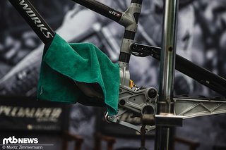 Am Arbeitsgerät von Finn Iles wurde aus dem Dämpfer ein großes Geheimnis (= Lappen drüber) gemacht. Klar ist nur, dass der Kanadier wie sein französischer Team-Kollege Loïc Bruni eine Fernbedienung am Lenker hat.