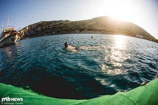 ...und schwimmen rüber.