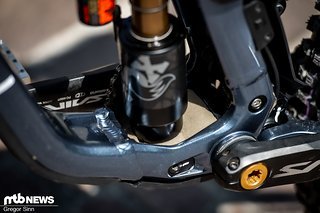 Die Badewanne unter dem Dämpfer wurde mit Moto-Foam aufgefüllt