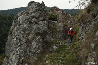 Der Trail führt an alten Häusern vorbei