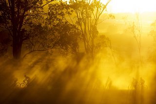 Die Fahrer verlassen das Dorf Worcester während der Stage 5 des Absa Cape Epic 2015. Die Fahrer verlassen das Dorf Worcester während der Stage 5 des Absa Cape Epic 2015.