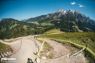 Nach dem Tunnel geht's mit Mach 10 über eine Kante in eine langgezogene Linkskurve