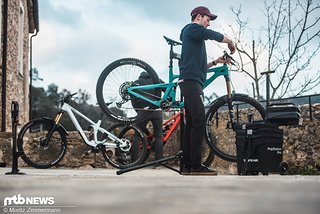Mit dem nötigen Werkzeug für Schrauber-Sessions bei unserem Testcamp hat uns Topeak unter anderem mit einer Prep Station Pro versorgt. Mit dem nötigen Werkzeug für Schrauber-Sessions bei unserem Testcamp hat uns Topeak unter anderem mit einer Prep Station Pro versorgt.