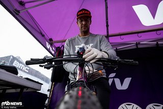 Genau, es handelt sich um ein Tool, das beim Einstellen des Lenkers hilft.