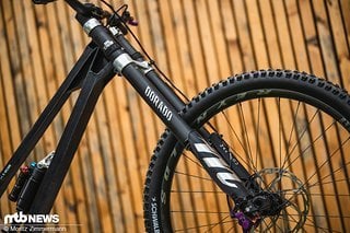 Auch die Manitou Dorado-Upside-Down-Gabel ist ungewöhnlich und flext seitlich sehr stark.