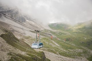 Strategisch knifflig: Mit der Bahn geht es in 5 Minuten über das Urdental auf den gegenüberliegenden Grat, das jedoch nur jede Stunde